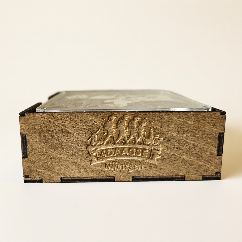 Gegraveerd houten bakje voor 4Daagse onderzetters
