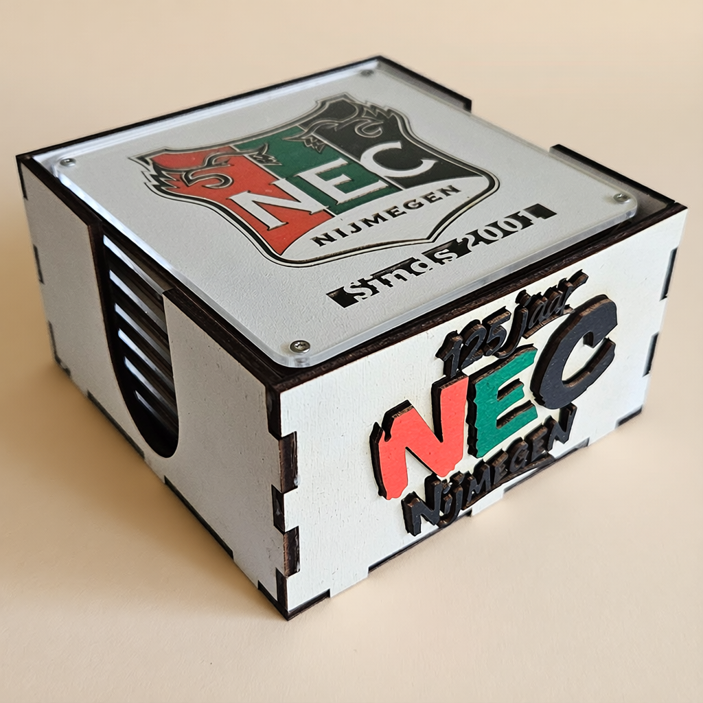 Houten bewaarbakje voor NEC 125 jaar onderzetters met NEC-logo op de bovenkant