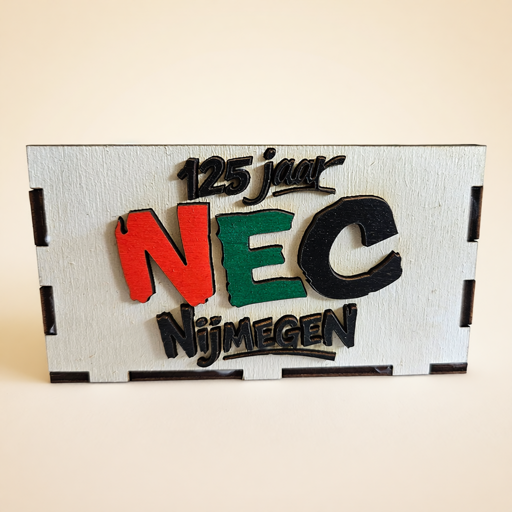 Houten bewaarbakje voor NEC 125 jaar onderzetters met NEC 125 jaar logo op de zijkant