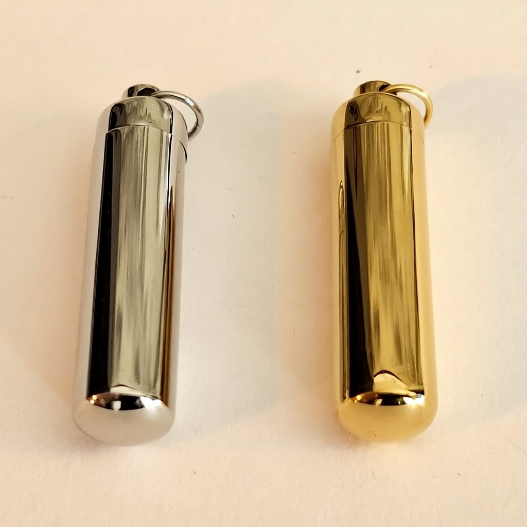 Zilver en goudkleurige cilindervormige urn