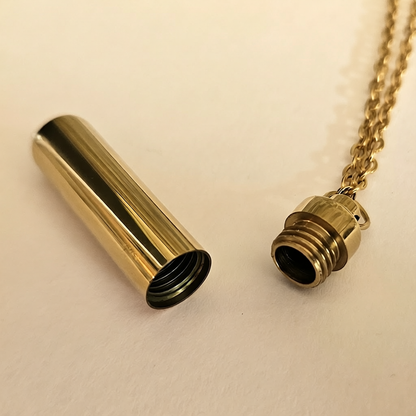 Goudkleurige cilindervormige urn met schroefdop en ketting