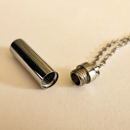 Zilverkleurige cilindervormige urn met schroefdop en ketting