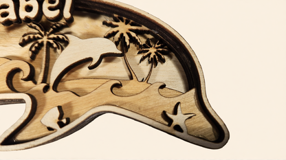 detail houten dolfijn naambordje met golven en palmbomen
