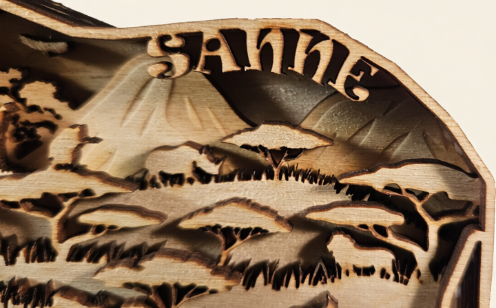 detail houten olifant naambordje met landschap