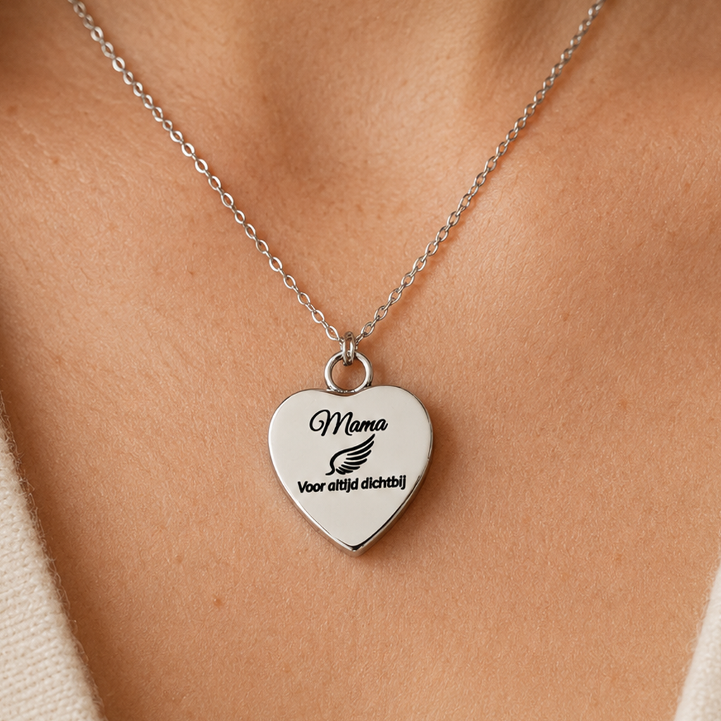 Hartvormige urn met persoonlijke gravure gedragen aan een ketting