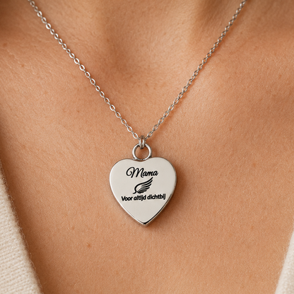 Hartvormige urn met persoonlijke gravure gedragen aan een ketting