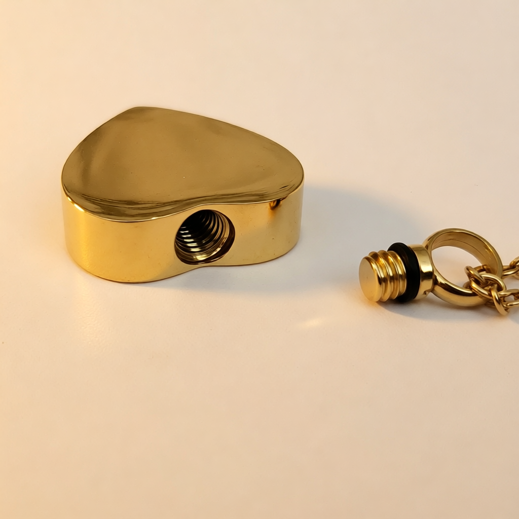 Goudkleurige hartvormige urn met schroefdop en ketting