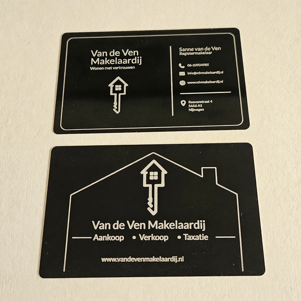 Zwart metalen visitekaartje met gegraveerd barbershop ontwerp