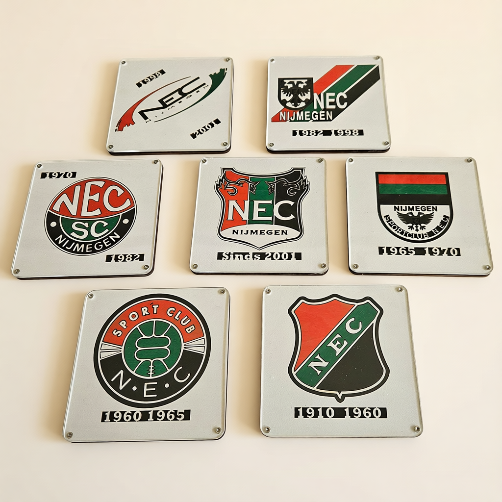 Set NEC 125 jaar onderzetters met verschillende historische NEC-logo’s