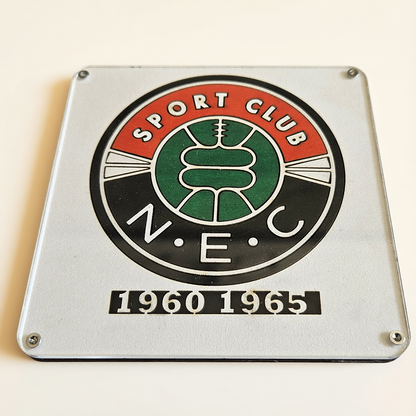 NEC onderzetter met historisch logo uit de periode 1960 tot 1965