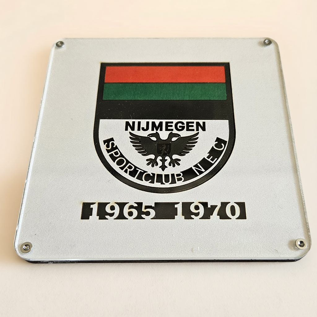 NEC onderzetter met historisch logo uit de periode 1965 tot 1970