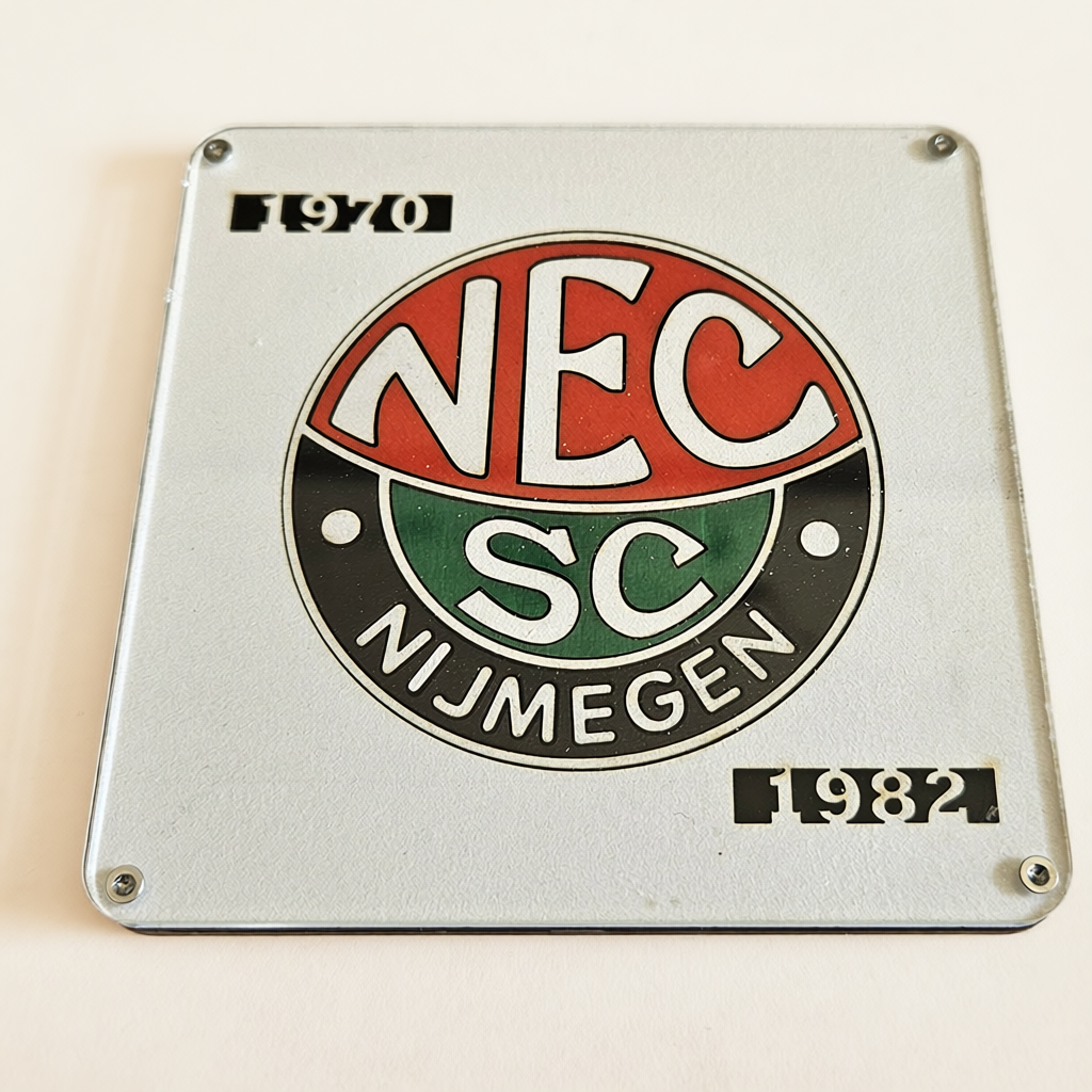 NEC onderzetter met historisch logo uit de periode 1970 tot 1982
