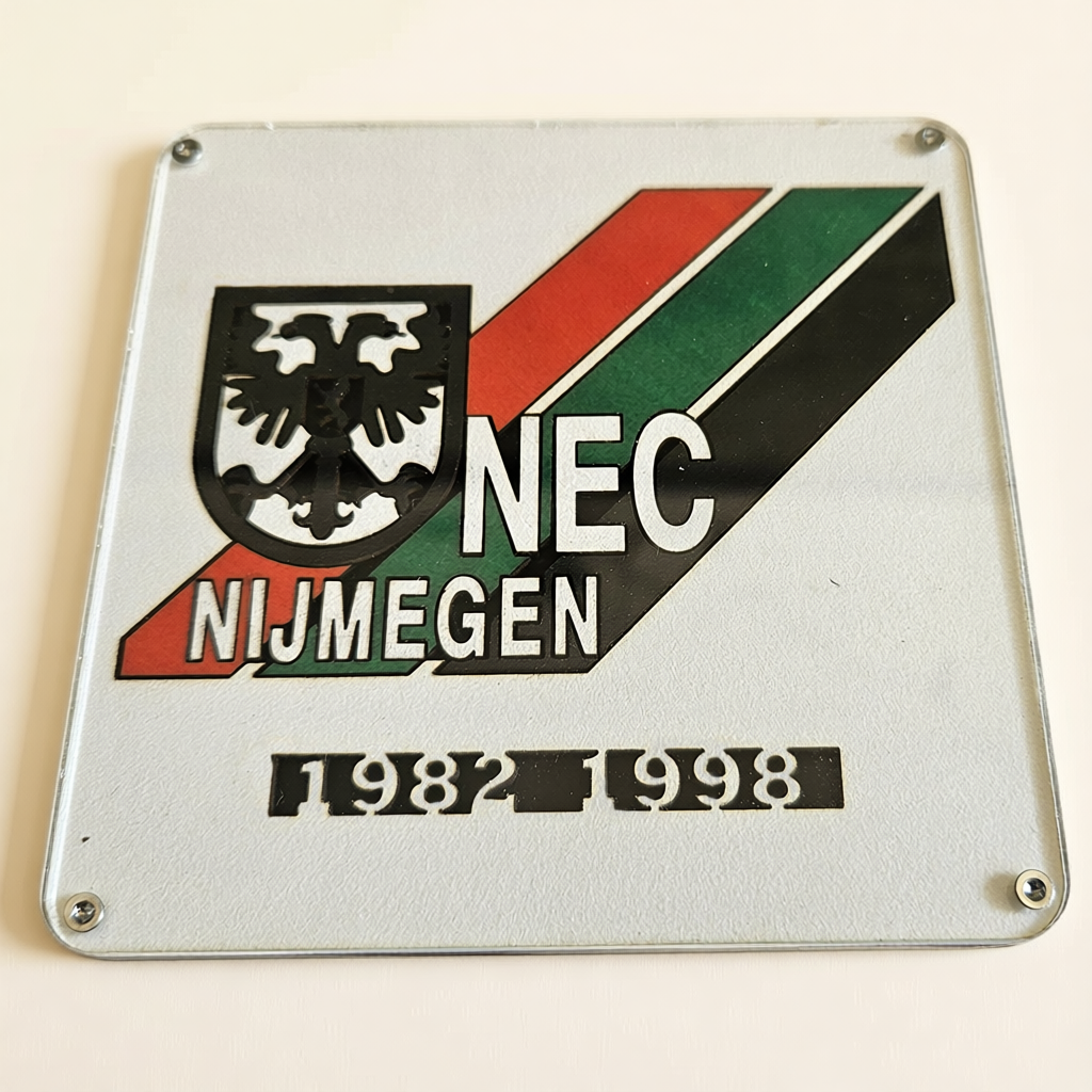NEC onderzetter met historisch logo uit de periode 1982 tot 1998