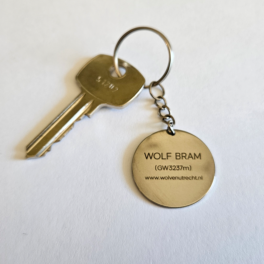 Houten sleutelhanger wolf met naam Bram - achterkant