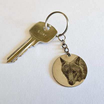 Houten sleutelhanger wolf met naam Bram - close-up voorkant