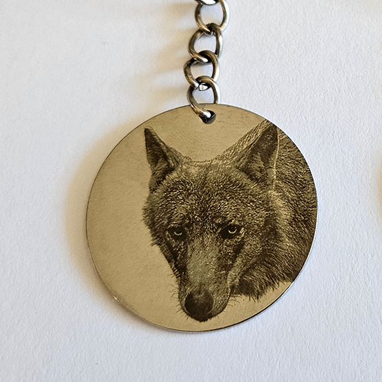 Houten sleutelhanger wolf met naam Bram - voorkant