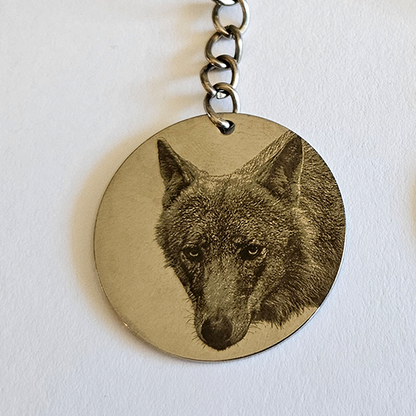 Houten sleutelhanger wolf met naam Bram - voorkant